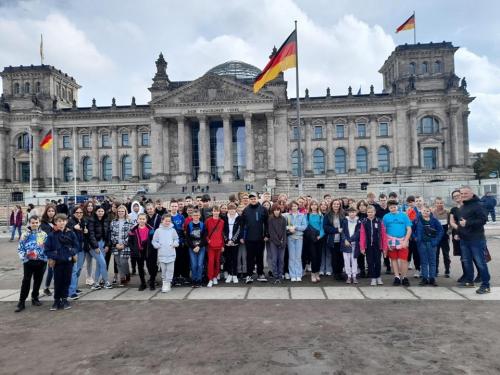 Zdjecie-przedstawia-grupe-mlodziezy-przed-Reichstagiem.